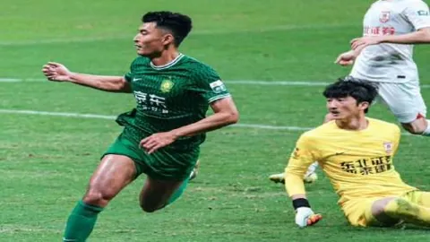 尼基-巴特 Jr. 助攻双响，索尔福德城逆转狼队U21青春风暴！